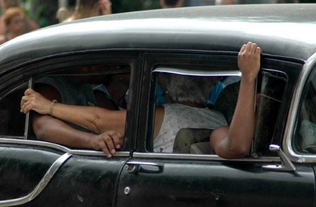 Taxi colectivo en La Habana. Foto: Angel Yu