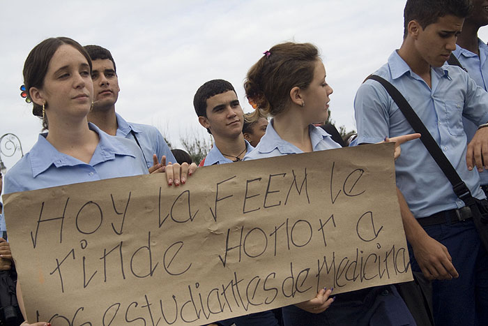 Estudiantes universitarios en la actividad oficial para los estudiantes asesinados.