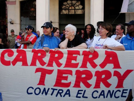 La madre de Terry Fox en la línea de arranque Terry Fox’s mother at the start.