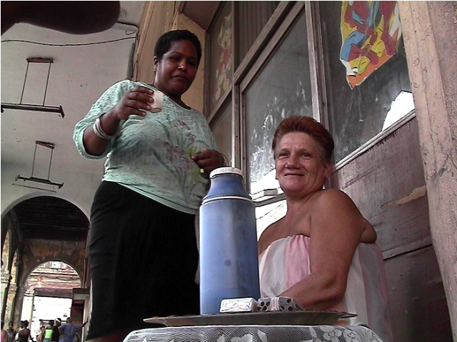Vendedora de cigarrillos y cafe.