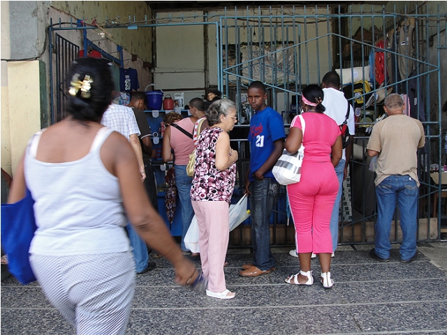 De compras en La Habana. Foto: Elio Delgado