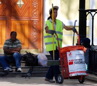 Trabajadora Street Cleaning Worker
