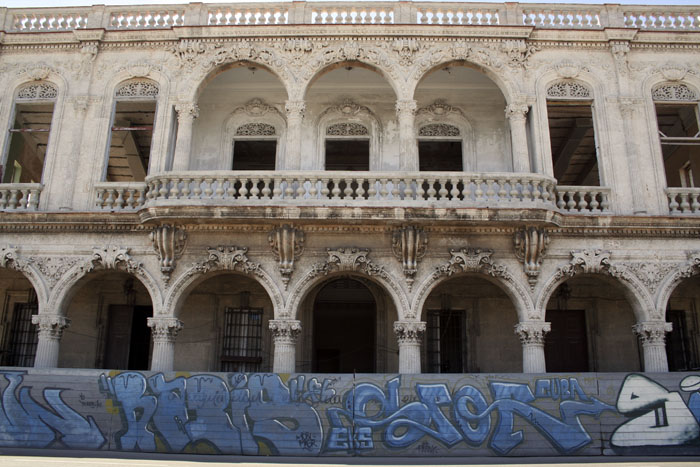 Edificio en reconstrucción en La Habana Vieja.