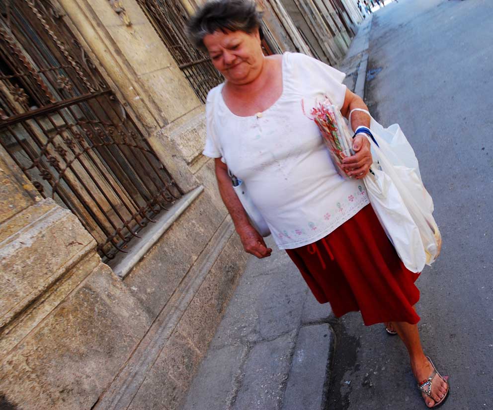 Una cuentapropista cubana vendiendo dulces. Foto: Caridad