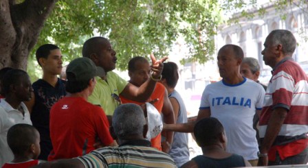 La "esquina caliente" del Parque Central de La Habana. Foto: Caridad