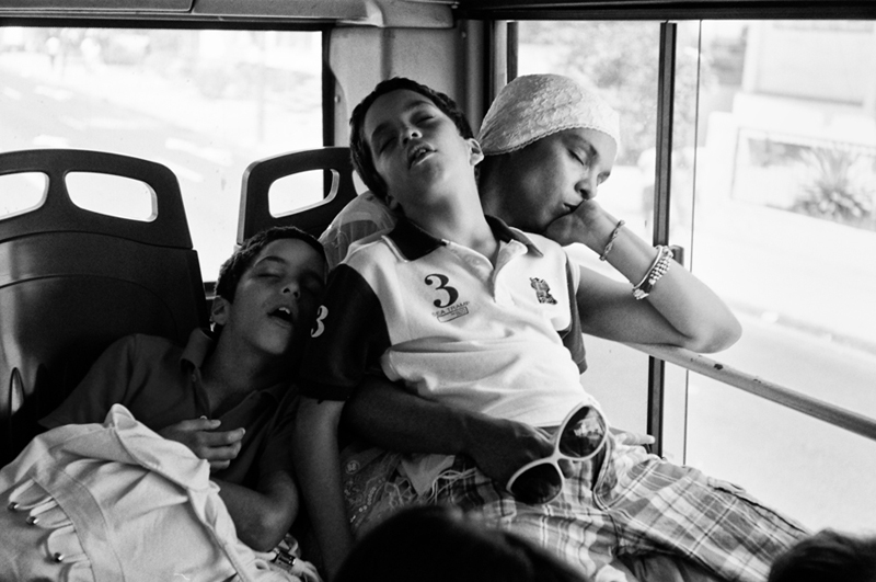 Una siesta en el bus.  Sergio Leyva