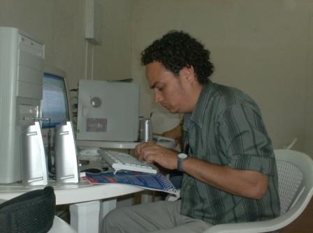 Osmel Almaguer durante la Feria Internacional de Libro de este año Osmel Almaguer during this year’s Cuba Book Fair.