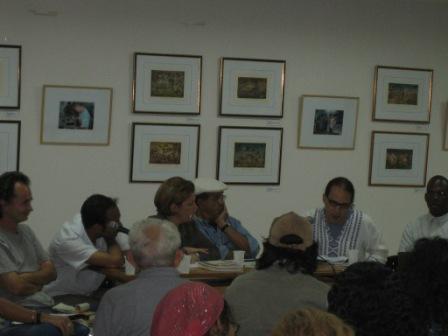 En la foto (izquierda a derecha): Dmitri Prieto, Pável Alemán, Celia Hart, Tato Quiñones, Hiram Hernández, Carlos Simón. De espaldas: León Ferrera y Andrés Mir. (UNEAC, 12 de marzo del 2005, evento “Las otras herencias de Octubre,” organizado por la Cátedra Haydee Santamaría.) Left to right: Dmitri Prieto, Pável Alemán, Celia Hart, Tato Quiñones, Hiram Hernández, Carlos Simón. Backs: León Ferrera and Andrés Mir. (UNEAC, March 12, 2005, at the symposium “The Other Legacies of October.”)