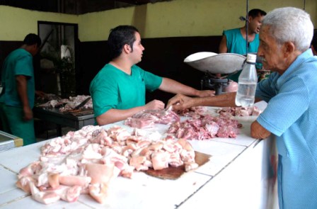 Cuba importa más de 2000 millones de dólares cada año en la compra de alimentos. Foto: Caridad