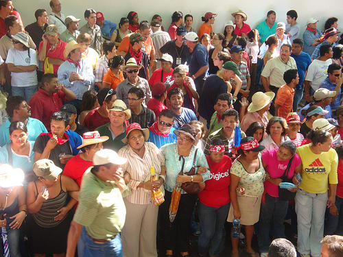 Cientos de hondureños reunidos frente a la embajada de Brasil en Tegucigalpa, foto:vredeseilanden Hundreds of Hondurans gathered in front of Brazil's embassy in Tegucigalpa, photo:vredeseilanden