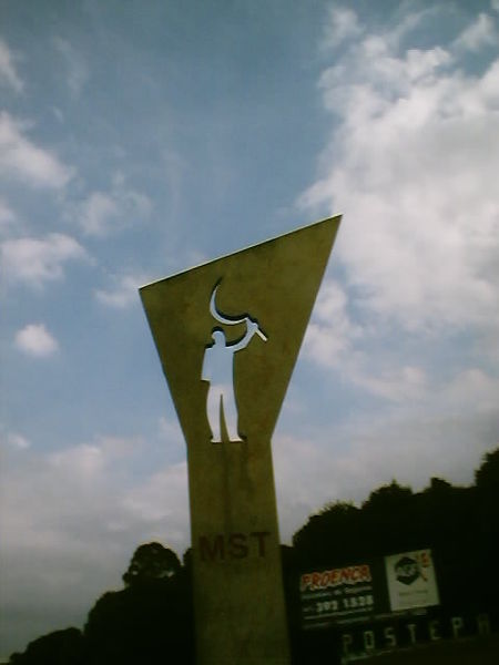 Monumento hecho por el arquitecto brasileño Oscar Niemeyer dedicado al Movimiento de los Sin Tierra, foto: Wikimedia Commons Monument by Brazilian architect Oscar Niemeyer dedicated to the MST. Photo: Wikimedia Commons