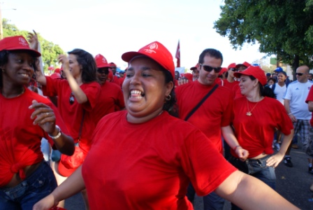 Trabajdores cubanos en la celbración por el primero de Mayo, Foto: Elio Delgado Cuban workers celebrating on May Day 2009. Photo: Elio Delgado