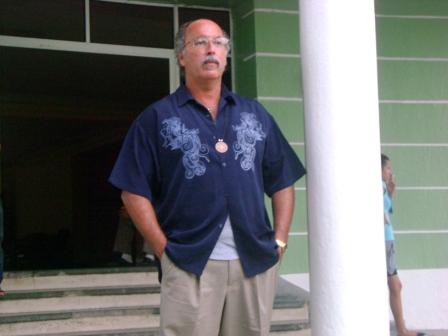 Profesor Patrick Velásquez de la Universidad de California en San Diego UC San Diego Profesor Patrick Velásquez