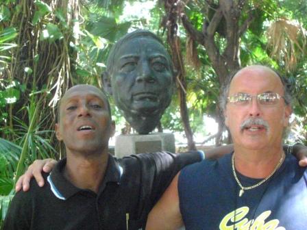 Junto a un alumno de historia en la Universidad de la Habana frente a la estatua de Benito Juarez With a history student at the University of Havana campus in front of their statue of Benito Juarez.