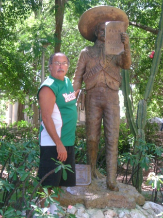 Frente a la estatua del gran revolucionario mejicano Emiliano Zapata In front of a statue of the great Mexican revolutionary Emiliano Zapata in a park in Miramar.
