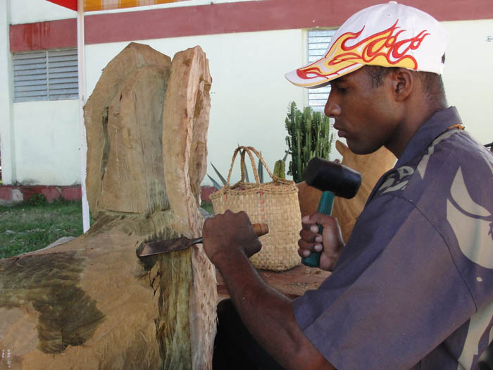 Artista trabajando.  Foto: Elio Delgado