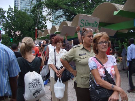 Había indiferencia entre la gente esperando la guagua.