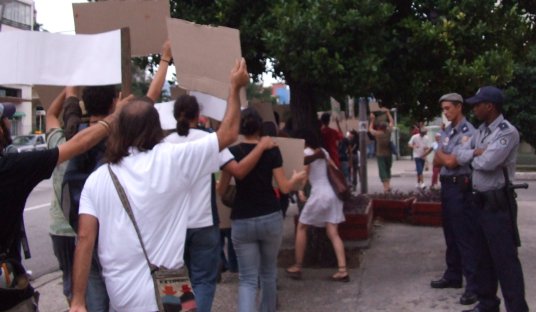 Policías que custodiaban a los marchantes. 