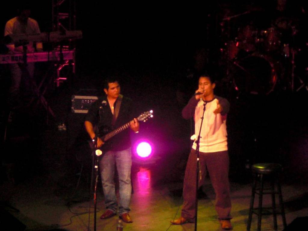 Concierto de Buena Fe en Miami, 25-12-2009. Foto: Yenise Rodriguez Concierto de Buena Fe en Miami, 25-12-2009. Foto: Yenise Rodriguez