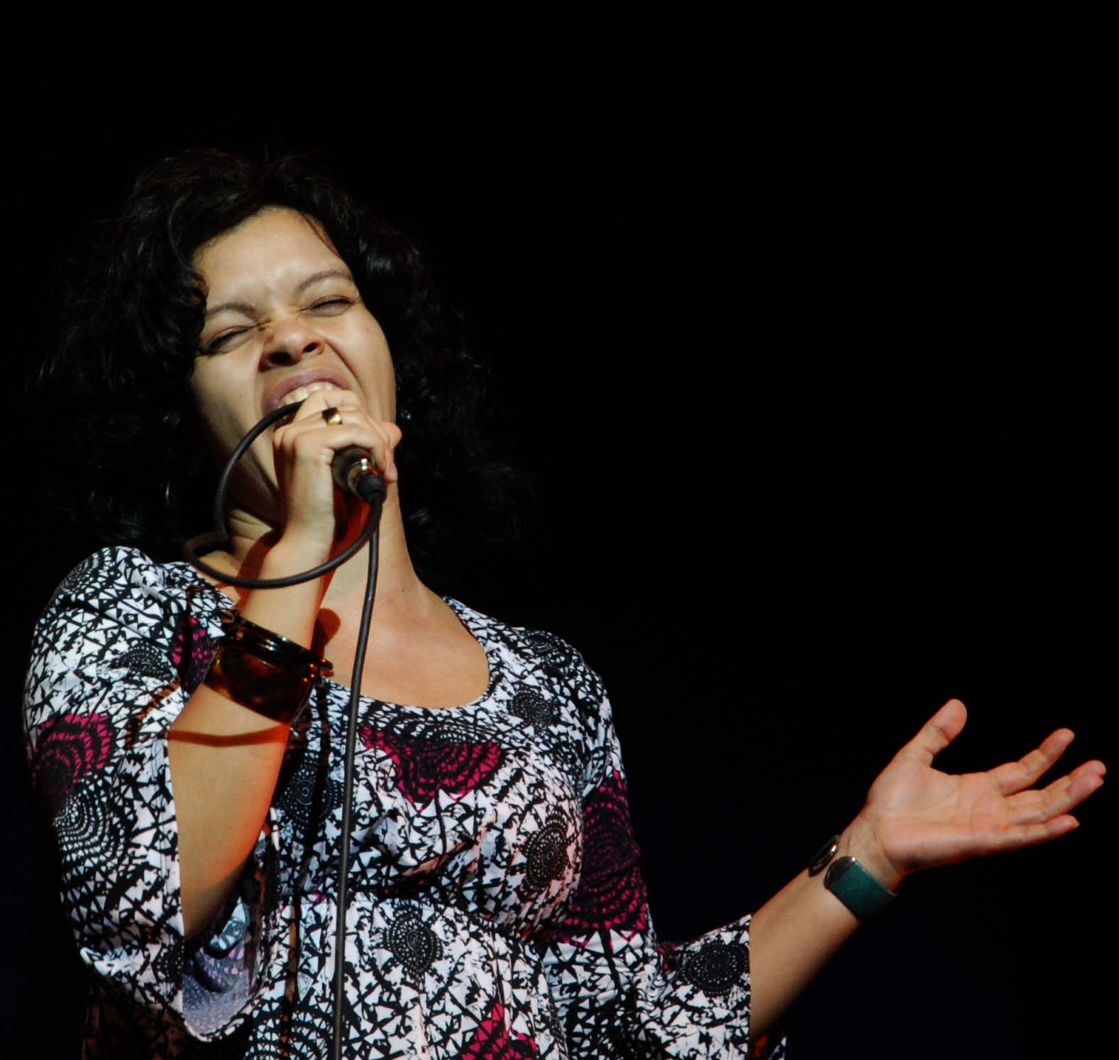 Gretchen Suárez, vocalista. Gretchen Suárez, vocalista.