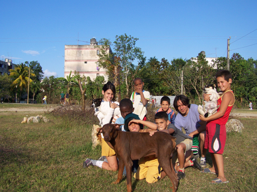 Algunos niños y niñas del barrio.