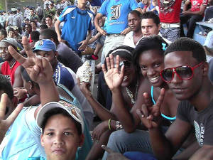 Fanaticos en el estadio Latinoamericano en La Habana.