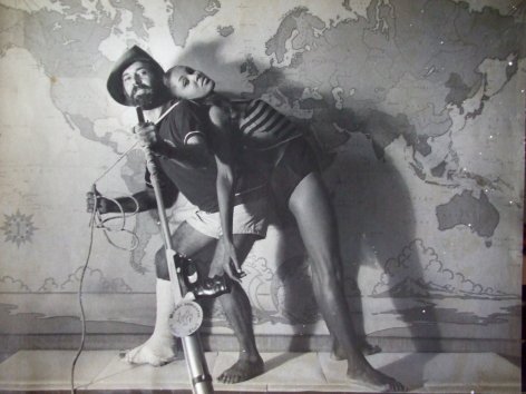 El hombre con el bacalao a cuestas. (Korda es quien aparece en la foto modelando junto a Luz María) Foto de Alberto Korda