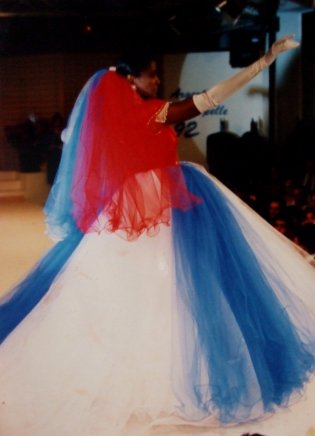 Padova, 1992. Luz María exhibe traje de novia diseñado para ella con colores de la bandera cubana.