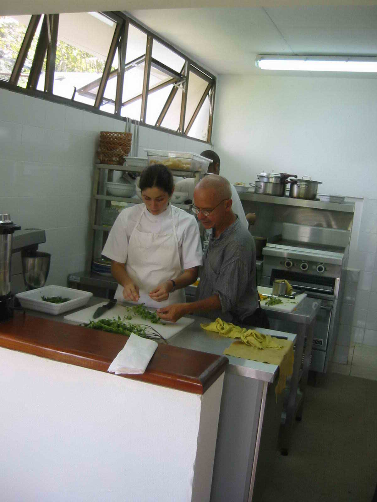 Tito Núñez en la cocina de El Romero con una de las entremetier. Photo: cortesía de Tito Nuñez