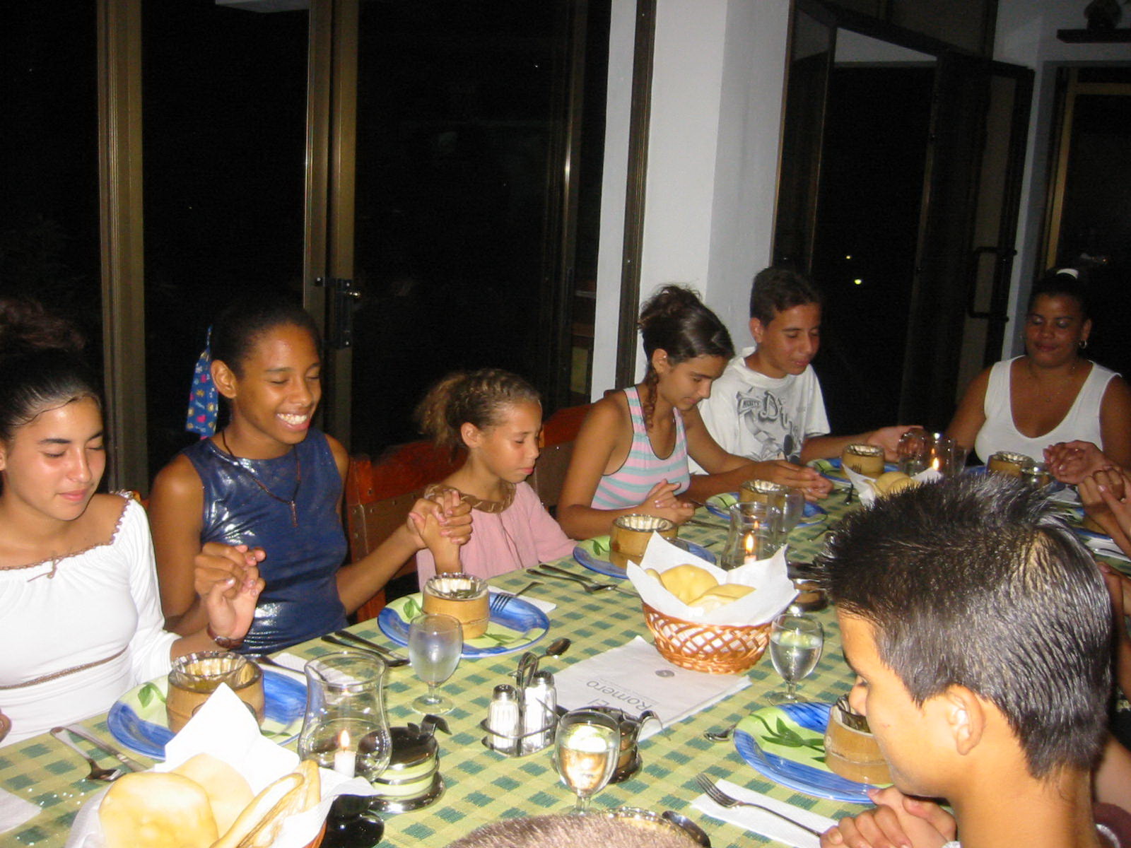 Niños de la comunidad Las Terrazas haciendo oración por la Madre Tierra antes de comer. Foto cortesia de Tito Nuñez