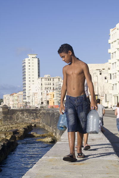 Muchacho en el malecón de La Habana.