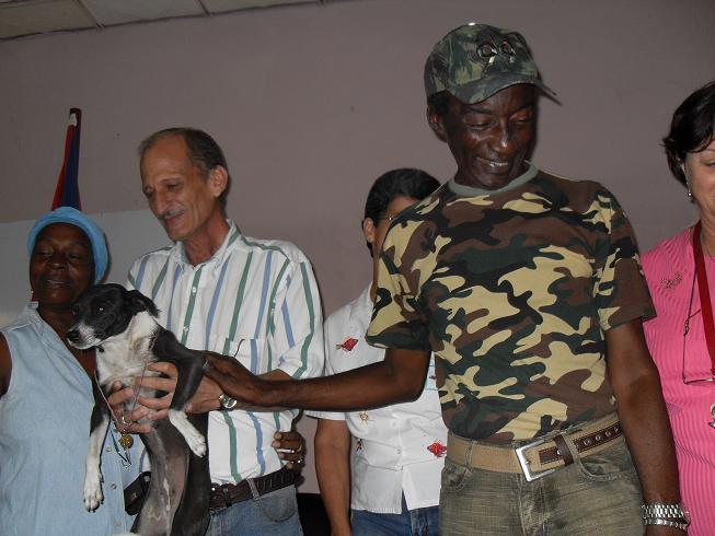 Condecoración de la perrita que evitó el robo de los aires acondicionados en el Instituto de Geología y Paleontología.