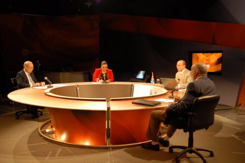 La mesa redonda, Esteban Morales a la derecha. Foto: Cubadebate.cu