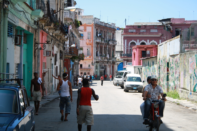 Una calle de Centro Habana. Foto: Kelly Knaub