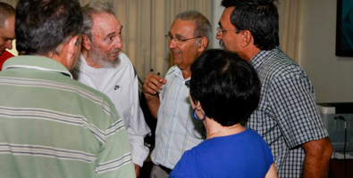 Fidel Castro visita centro científico. Foto por Alex Castro publicado por Juventud Rebelde.