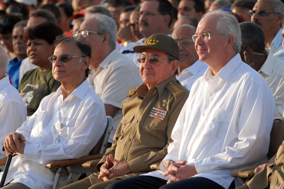 Raul Castro, centro, con Ali Rodriguez, izquierda y Rafael Ramirez, derecho. Foto: Marcelino Vazquez Hernandez, AIN