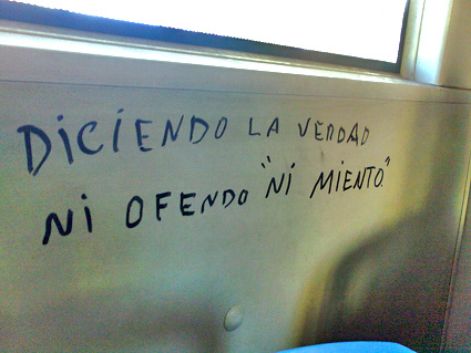 Otros textos más desafiantes también ocupan su espacio.