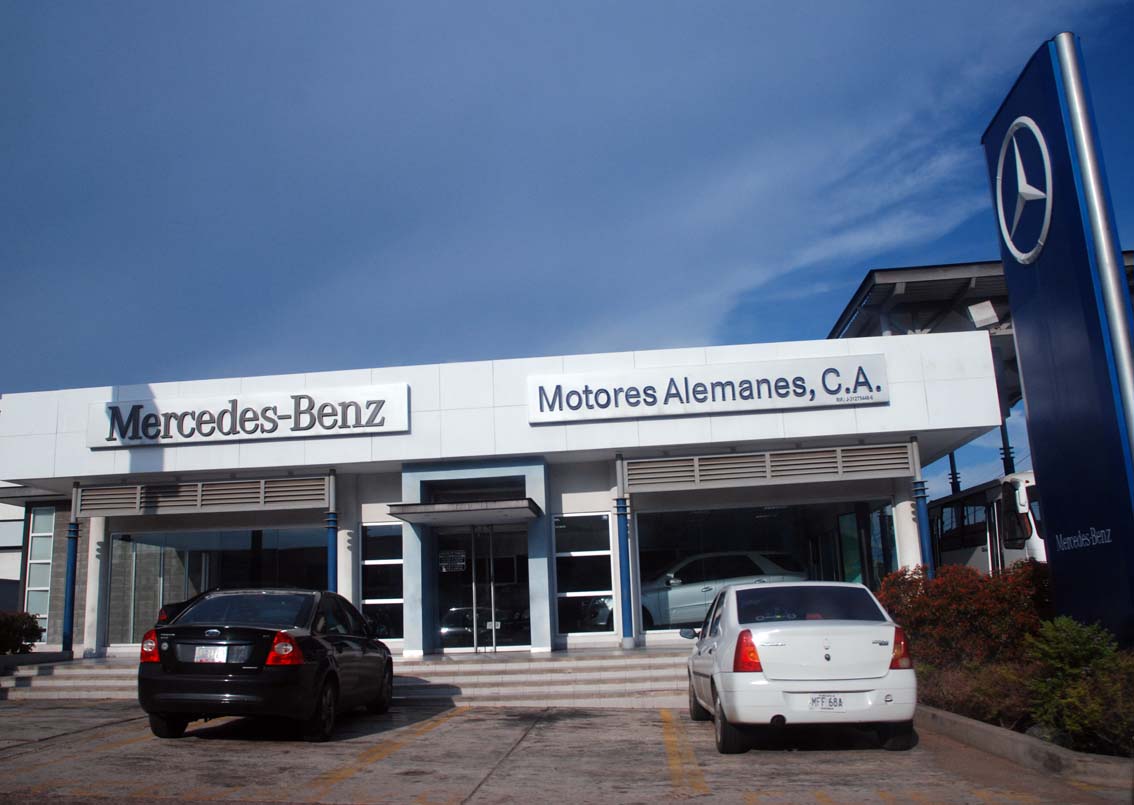 Abundan los negocios de ventas de autos.