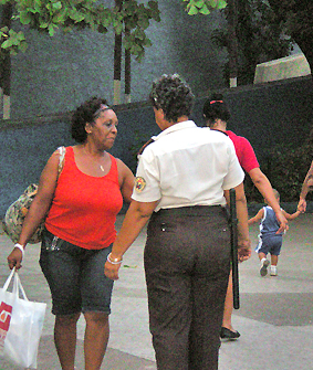 Agentes de seguridad con porras en Coppelia.