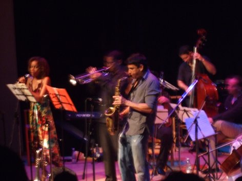 Yassek Manzano, tropetista, y su grupo.