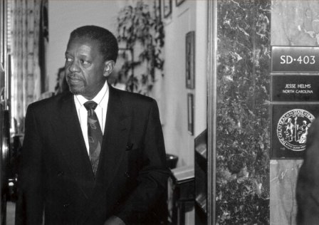 Lucius Walker al lado de la oficina del antiguo senador Jesse Helms, en 1995. Foto: Bill Hackwell