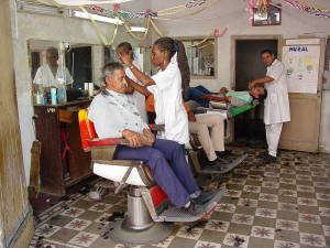 Barbería en Santiago de Cuba. Foto por Adam Jones adamjones.freeservers.com