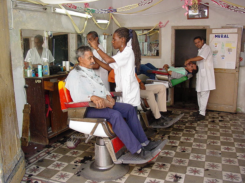 Barbería en Santiago de Cuba. Foto por Adam Jones adamjones.freeservers.com