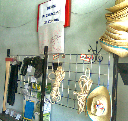 Sogas, sombreros de yarey, hachas, mochilas para fumigar…