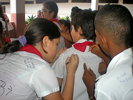 La popular y graciosa tradición de recoger firmas y mensajes.