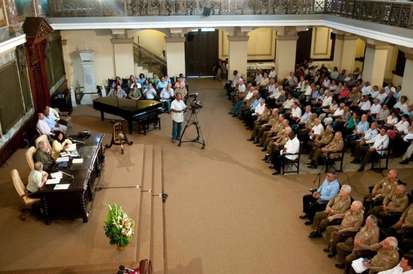 Fidel Castro, izquierda, presenta su libro "La contraofensiva estrategica". foto: Roberto Chile, estudios revolución.
