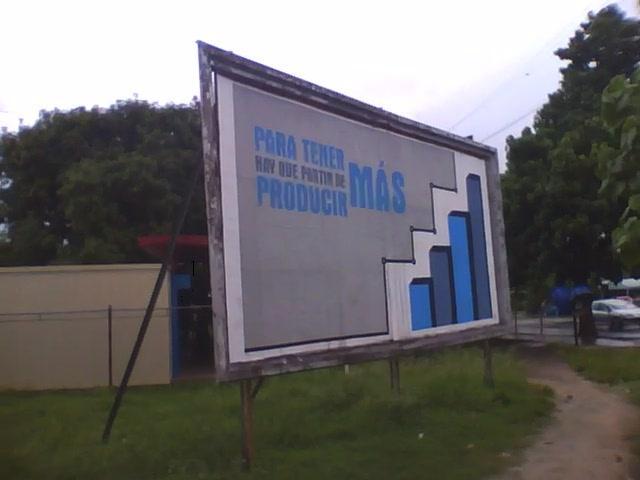 Valla en la esquina de 26 y 51 en La Habana.