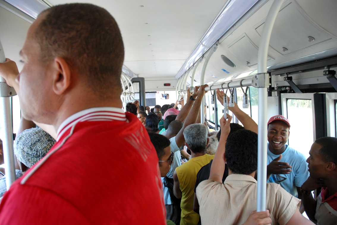 La perspectiva del desempleo masivo pesa sobre las y los trabajadores cubanos y sus familias. Foto: Caridad