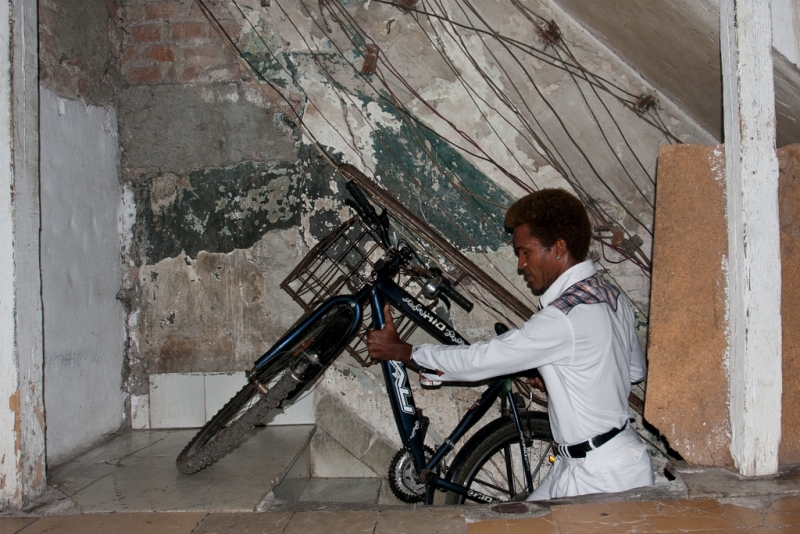 Alfredo subiendo a su apartamento.