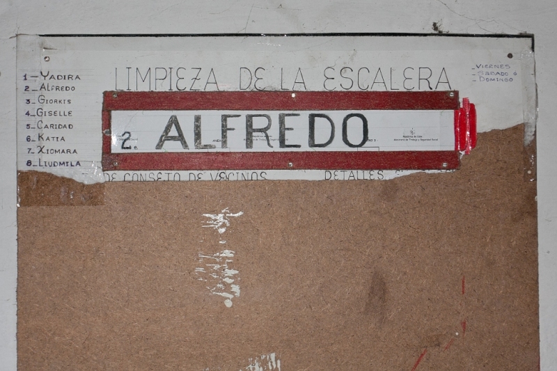 Alfredo en el rol de personas que limpian la escalera. Foto: Bernardo Acosta